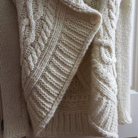 ** Sweater** - Picture 3 of 7